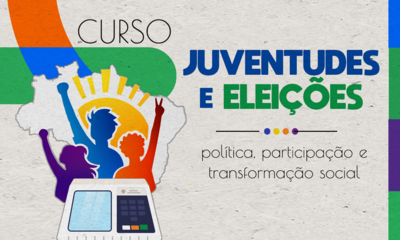 Banner Notícia do Curso Juventude e Eleições - #ParaTodosVerem: Banner retangular de fundo cinza claro texturizado com detalhes geométricos coloridos nas bordas. À esquerda, destaca-se o contorno do mapa do Brasil preenchido com um sol amarelo radiante e as silhuetas de três jovens em tons de roxo, azul e laranja, que erguem os braços com os punhos cerrados e gestos de vitória; na base dessa ilustração, repousa uma urna eletrônica brasileira. À direita, a palavra "CURSO" introduz o título principal "JUVENTUDES E ELEIÇÕES", escrito em letras grandes e grossas nas cores azul e verde. Logo abaixo, uma fina linha horizontal preta com quatro círculos coloridos no centro separa o título do subtítulo "política, participação e transformação social", grafado em letras pretas e finas.