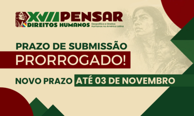 #ParaTodosVerem:Card informativo de divulgação sobre fundo creme claro, com grafismos em vermelho-escuro e verde nos cantos e, ao fundo, a imagem marca-d'água de mulheres indígenas.   No topo, encontra-se a marca do evento: a ilustração do perfil de uma mulher indígena ao lado dos textos "XVII PENSAR DIREITOS HUMANOS: Geopolítica e Direitos Humanos na América Latina".   Ao centro, lê-se em letras maiúsculas e em destaque: "PRAZO DE SUBMISSÃO" em verde-escuro e "PRORROGADO!" em texto branco sobre uma faixa bordô.   Abaixo, destaca-se a nova data em maiúsculas: "NOVO PRAZO ATÉ 03 DE NOVEMBRO", com o trecho final inserido numa caixa verde-escuro de letras brancas.  