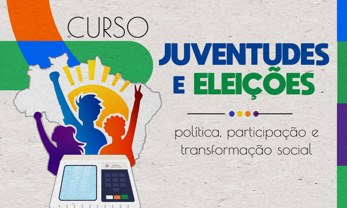 Banner Notícia do Curso Juventude e Eleições - #ParaTodosVerem: Banner retangular de fundo cinza claro texturizado com detalhes geométricos coloridos nas bordas. À esquerda, destaca-se o contorno do mapa do Brasil preenchido com um sol amarelo radiante e as silhuetas de três jovens em tons de roxo, azul e laranja, que erguem os braços com os punhos cerrados e gestos de vitória; na base dessa ilustração, repousa uma urna eletrônica brasileira. À direita, a palavra "CURSO" introduz o título principal "JUVENTUDES E ELEIÇÕES", escrito em letras grandes e grossas nas cores azul e verde. Logo abaixo, uma fina linha horizontal preta com quatro círculos coloridos no centro separa o título do subtítulo "política, participação e transformação social", grafado em letras pretas e finas.