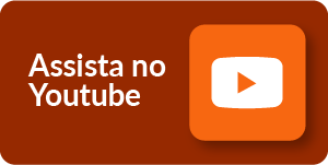 #ParaTodosVerem: Banner retangular horizontal de fundo marrom com cantos arredondados. À esquerda, o texto 'Assista no Youtube' em letras brancas e fonte sem serifa. À direita, destaca-se um ícone quadrado laranja de cantos arredondados com uma leve sombra. Dentro do quadrado, há o logotipo do YouTube: um retângulo branco com um triângulo laranja (botão de play) ao centro.