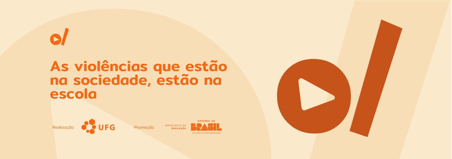 #ParaTodosVerem: Banner digital horizontal em tons de bege e laranja. À esquerda, o título em destaque na cor laranja: "As violências que estão na sociedade, estão na escola". No canto superior esquerdo e ocupando grande parte da lateral direita, constam os elementos da identidade visual do projeto: um círculo laranja com um triângulo branco no centro (ícone de play) posicionado ao lado de uma barra vertical inclinada. Na base do banner, os logotipos dos  realizadores e parceiros em tamanho menor: UFG (Universidade Federal de Goiás), Ministério da Educação e Governo Federal.