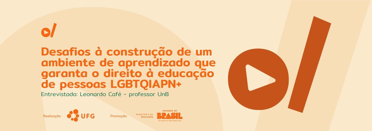 Banner retangular com fundo em tons claros de bege. À esquerda, em destaque com letras grandes e laranjas, está o texto: "Desafios à construção de um ambiente de aprendizado que garanta o direito à educação de pessoas LGBTQIAPN+". Logo abaixo, em letras menores e na cor verde, lê-se: "Entrevistado: Leonardo Café - professor UnB" e as marcas da Universidade Federal de Goiás e do Ministério da Educação do Governo Federal.