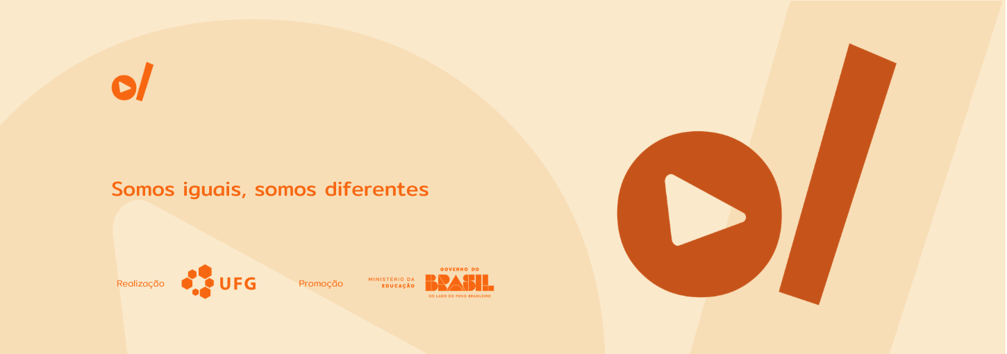 #ParaTodosVerem: Banner digital horizontal em tons de bege e laranja. À esquerda, o título em destaque na cor laranja: "Somos iguais, somos diferentes". No canto superior esquerdo e ocupando grande parte da lateral direita, constam os elementos da identidade visual do projeto: um círculo laranja com um triângulo branco no centro (ícone de play) posicionado ao lado de uma barra vertical inclinada. Na base do banner, os logotipos dos realizadores e parceiros em tamanho menor: UFG (Universidade Federal de Goiás), Ministério da Educação e Governo Federal.
