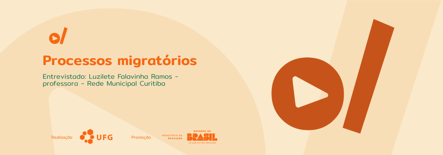 #ParaTodosVerem: Banner de fundo bege. À esquerda, o título em laranja "Processos migratórios" e, logo abaixo em verde, "Entrevistado: Luzilete Falavinha Ramos - professora - Rede Municipal Curitiba". No rodapé, logos da UFG e do Governo Federal. À direita, destacam-se um grande ícone de "play" circular e uma barra diagonal, ambos em laranja.