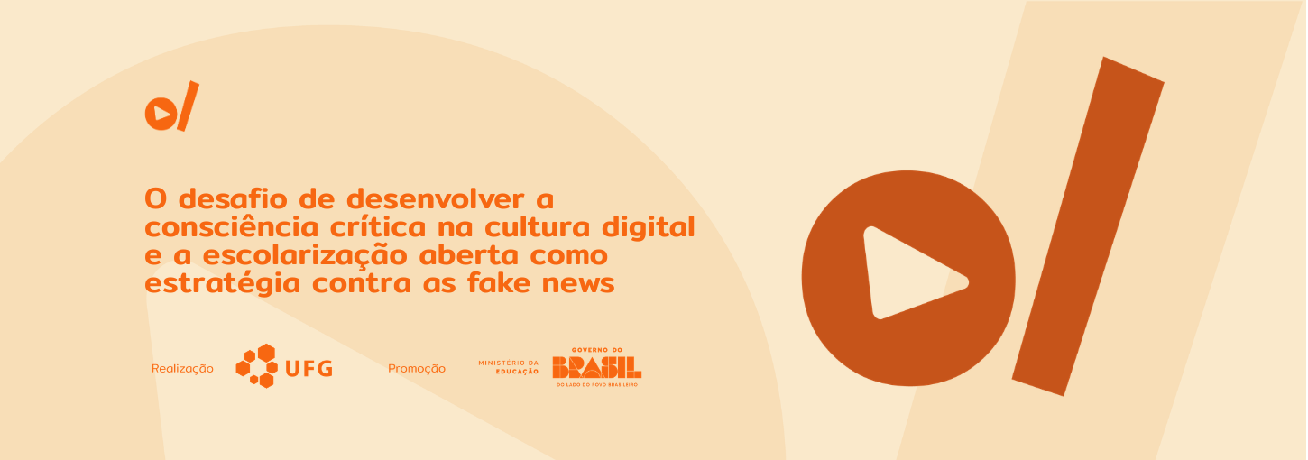 #ParaTodosVerem: Banner digital em tons de bege e laranja. À esquerda, o título em destaque: "O desafio de desenvolver a consciência crítica na cultura digital e a escolarização aberta como estratégia contra as fake news". No canto superior esquerdo e ocupando grande parte da lateral direita, constam os elementos da identidade visual: um círculo laranja com um triângulo branco no centro (ícone de play) ao lado de uma barra vertical inclinada. Na base do banner, estão os logotipos dos realizadores e parceiros: UFG (Universidade Federal de Goiás), Ministério da Educação e Governo Federal.