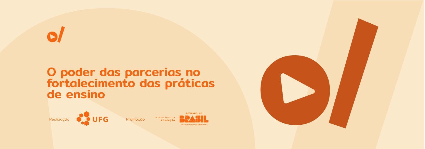 #ParaTodosVerem: Banner digital horizontal em tons de bege e laranja. À esquerda, o título em destaque na cor laranja: "O poder das parcerias no fortalecimento das práticas de ensino". No canto superior esquerdo e ocupando grande parte da lateral direita, constam os elementos da identidade visual do projeto: um círculo laranja com um triângulo branco no centro (ícone de play) posicionado ao lado de uma barra vertical inclinada. Na base do banner, os logotipos dos realizadores e parceiros em tamanho menor: UFG (Universidade Federal de Goiás), Ministério da Educação e Governo Federal.