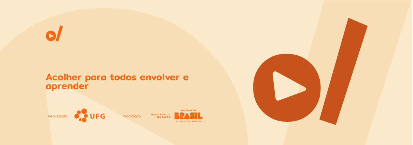 #ParaTodosVerem: Banner digital em tons de bege e laranja. À esquerda, o título em destaque: "Acolher para todos envolver e aprender". No canto superior esquerdo e ocupando grande parte da lateral direita, constam os elementos da identidade visual: um círculo laranja com um triângulo branco no centro (ícone de play) ao lado de uma barra vertical inclinada. Na base do banner, estão os logotipos dos realizadores e parceiros: UFG (Universidade Federal de Goiás), Ministério da Educação e Governo Federal.