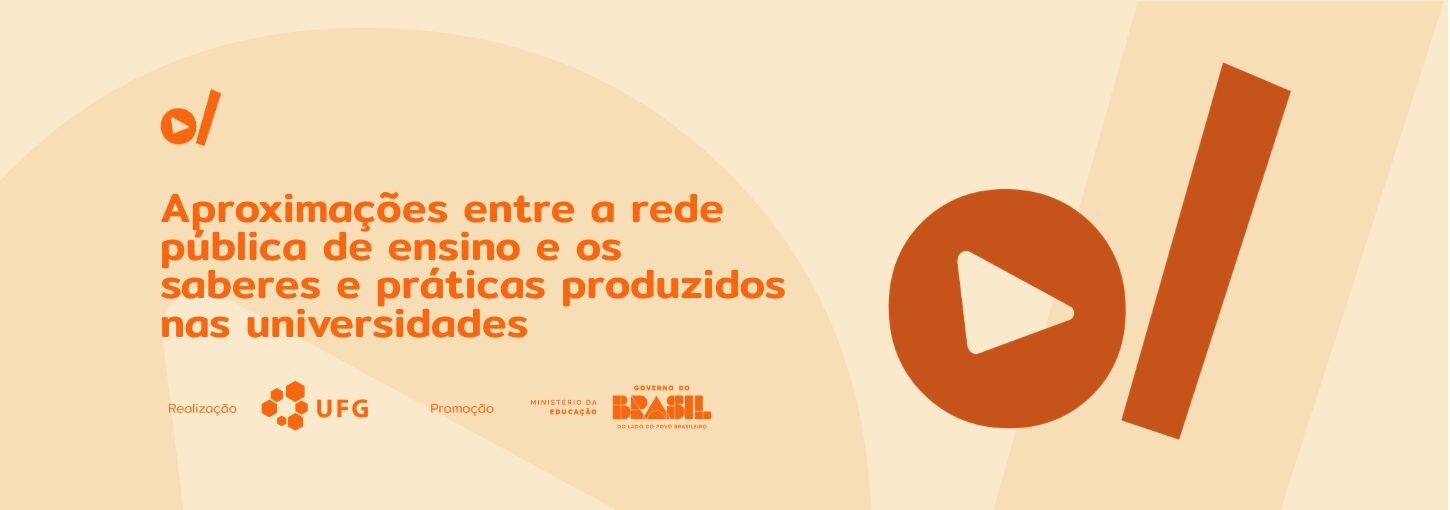 #ParaTodosVerem: Banner digital horizontal em tons de bege e laranja. À esquerda, o título em destaque na cor laranja: "Aproximações entre a rede pública de ensino e os saberes e práticas produzidos nas universidades". No canto superior esquerdo e ocupando grande parte da lateral direita, constam os elementos da identidade visual do projeto: um pequeno ícone de play laranja seguido de uma barra, e um círculo laranja maior com um triângulo branco no centro posicionado ao lado de uma barra vertical inclinada. Na base do banner, estão os logotipos dos realizadores e parceiros em tamanho menor: UFG (Universidade Federal de Goiás), Ministério da Educação e Governo Federal.