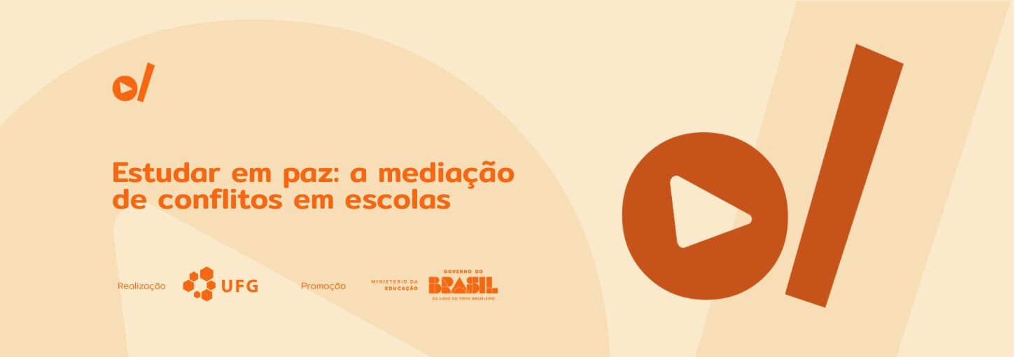 #ParaTodosVerem: Banner digital horizontal em tons de bege e laranja. À esquerda, o título em destaque na cor laranja: "Estudar em paz: a mediação de conflitos em escolas". No canto superior esquerdo e ocupando grande parte da lateral direita, constam os elementos da identidade visual do projeto: um pequeno ícone de play laranja seguido de uma barra, e um círculo laranja maior com um triângulo branco no centro posicionado ao lado de uma barra vertical inclinada. Na base do banner, estão os logotipos dos realizadores e parceiros em tamanho menor: UFG (Universidade Federal de Goiás), Ministério da Educação e Governo Federal.