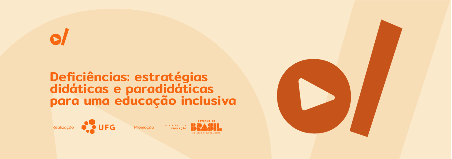 #ParaTodosVerem: Banner digital em tons de bege e laranja. À esquerda, o título em destaque: "Deficiências: estratégias didáticas e paradidáticas para uma educação inclusiva". No canto superior esquerdo e ocupando grande parte da lateral direita, constam os elementos da identidade visual: um círculo laranja com um triângulo branco no centro (ícone de play) ao lado de uma barra vertical inclinada. Na base do banner, estão os logotipos dos realizadores e parceiros: UFG (Universidade Federal de Goiás), Ministério da Educação e Governo Federal.