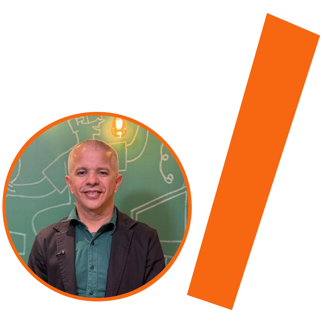 #ParaTodosVerem: Fotografia colorida de um homem branco de meia-idade, com cabelos curtos e grisalhos e um sorriso simpático. Ele está posicionado em um recorte circular com borda laranja. O homem veste uma camisa social verde e um blazer preto por cima. Ao fundo, vê-se uma parede verde com desenhos em giz branco de conceitos abstratos, incluindo uma lâmpada acesa. À direita do círculo, há uma barra grossa e inclinada na cor laranja. O conjunto visual compõe a identidade de um projeto.