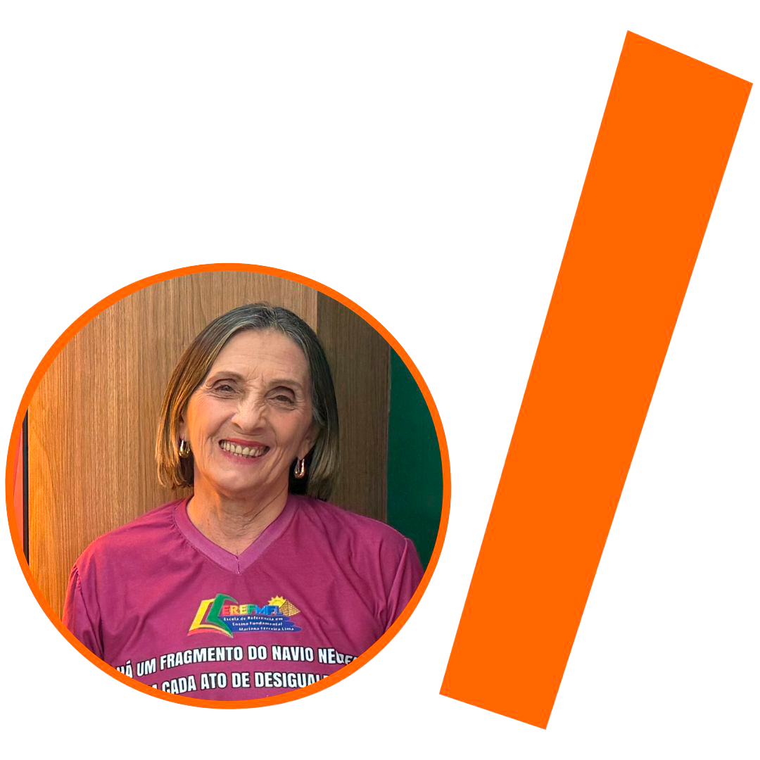 #ParaTodosVerem: Imagem quadrada com fundo bege. A composição possui dois elementos principais em destaque na cor laranja: um círculo à esquerda e uma larga faixa retangular diagonal à direita. Dentro da moldura circular laranja, há a foto do busto de uma mulher idosa de pele clara. Ela tem cabelos grisalhos lisos, partidos ao meio e na altura dos ombros. Ela olha para frente com um sorriso largo, mostrando os dentes. A mulher veste uma camiseta magenta com gola em "V", que traz impressa a logomarca colorida de uma escola (com a sigla EREFMFL) e trechos de frases em letras brancas logo abaixo. Ela usa pequenos brincos de argola. O fundo da foto dentro do círculo é composto por um painel de madeira à esquerda e uma parede verde à direita.