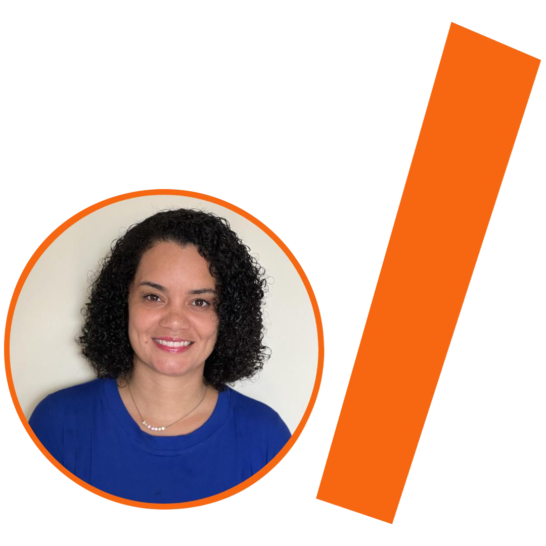 #ParaTodosVerem: Fotografia colorida de uma mulher parda, de cabelos pretos cacheados e curtos. Ela sorri, usa batom rosa e um colar fino de corrente prateada com pequenas esferas brancas. Veste uma blusa azul-royal. O fundo é liso e branco. A imagem está inserida em um recorte circular com borda laranja. À direita, há uma barra grossa e inclinada também na cor laranja. O conjunto visual, segue a identidade visual do projeto.