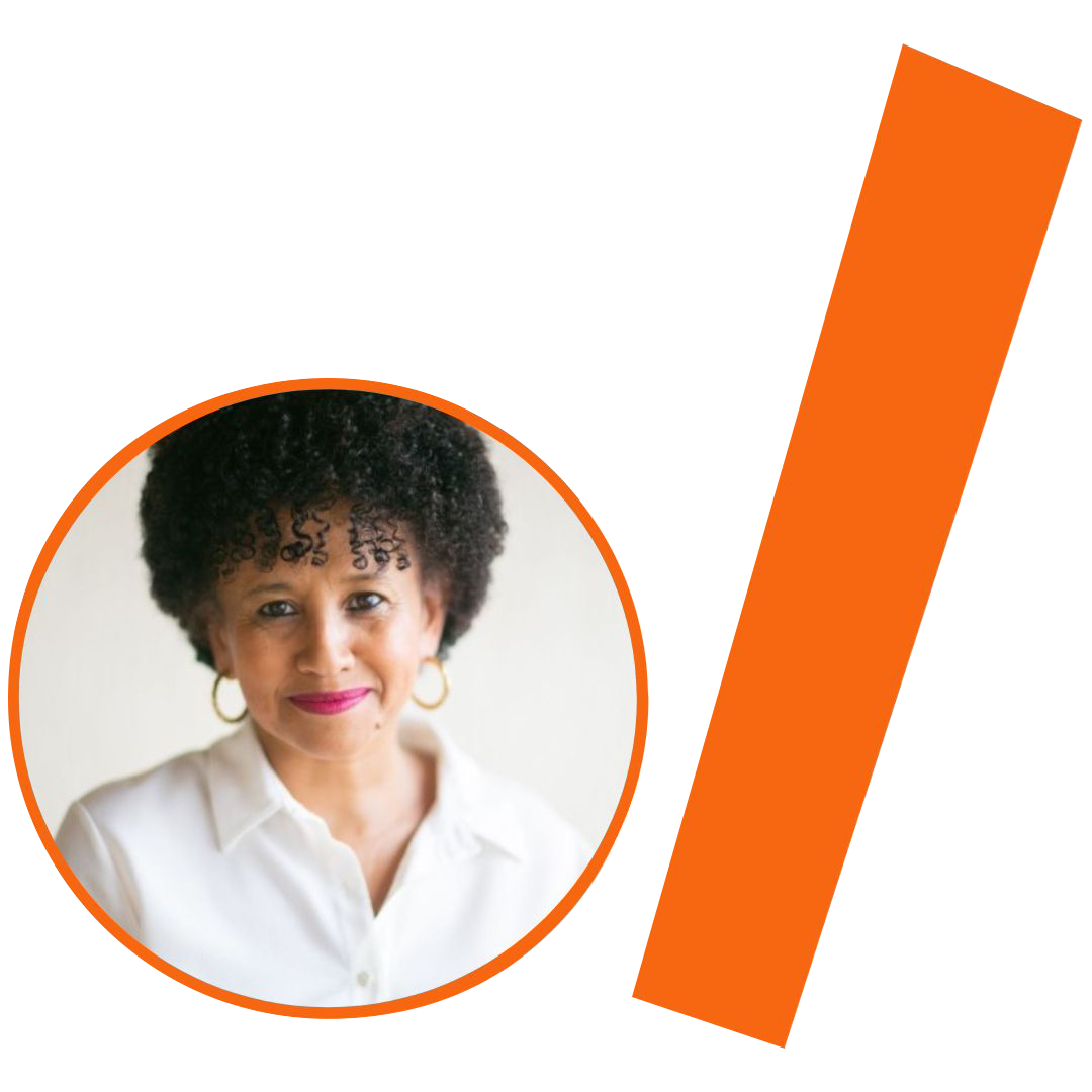 #ParaTodosVerem: Fotografia colorida em plano médio de uma mulher negra sorridente, de pele clara e cabelos pretos crespos em corte arredondado. Ela usa uma camisa social branca e brincos de argola dourados. O rosto está centralizado dentro de uma moldura circular laranja. O fundo da imagem é branco e minimalista. À direita do círculo, há uma barra grossa e inclinada também na cor laranja. O conjunto visual segue o padrão da identidade visual do projeto.
