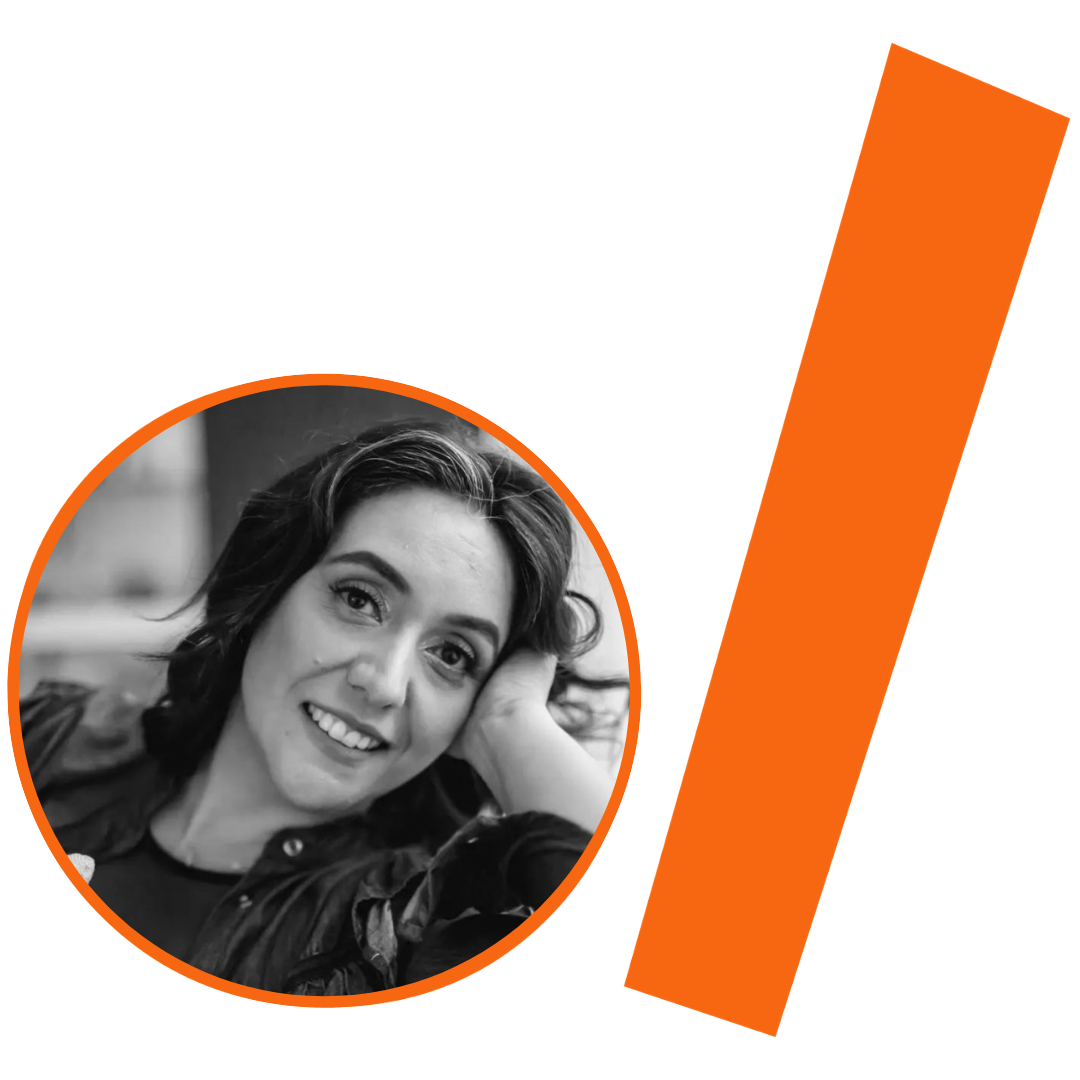 #ParaTodosVerem: Imagem com fundo bege. À esquerda, um círculo com borda laranja exibe um retrato em preto e branco de uma mulher sorrindo, com a cabeça apoiada na mão. À direita, uma grande barra retangular inclinada, também em laranja.