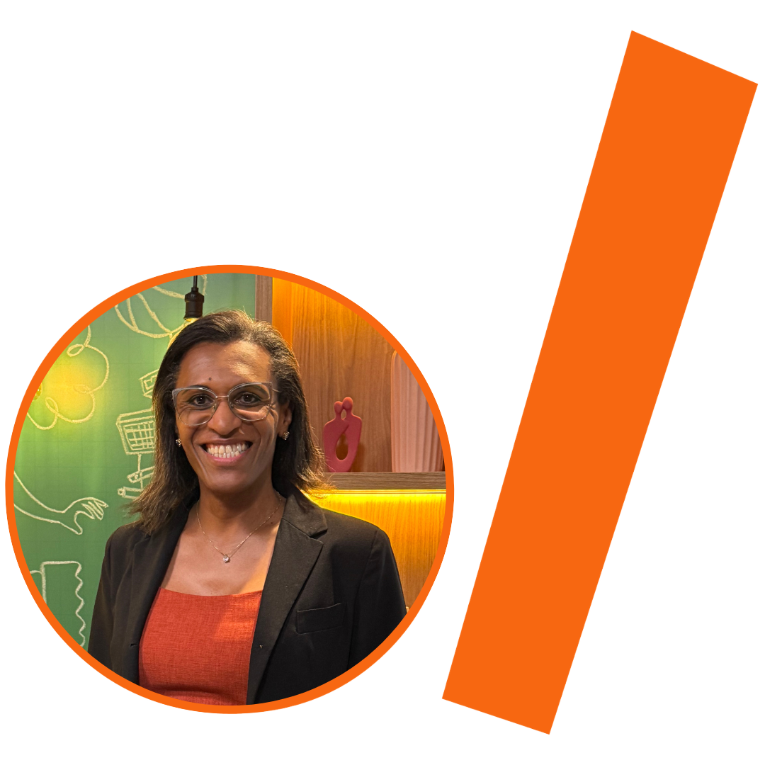 #ParaTodosVerem: Imagem com fundo bege. À esquerda, dentro de uma moldura circular laranja, a fotografia de uma mulher negra sorridente. Ela tem cabelos escuros na altura dos ombros, usa óculos de armação transparente, blazer preto e blusa laranja. O cenário atrás dela mostra uma parede verde com desenhos em giz branco e um painel de madeira iluminado com uma pequena escultura rosa. À direita da imagem, contrastando com o fundo escuro, destaca-se uma larga faixa retangular laranja posicionada na diagonal.