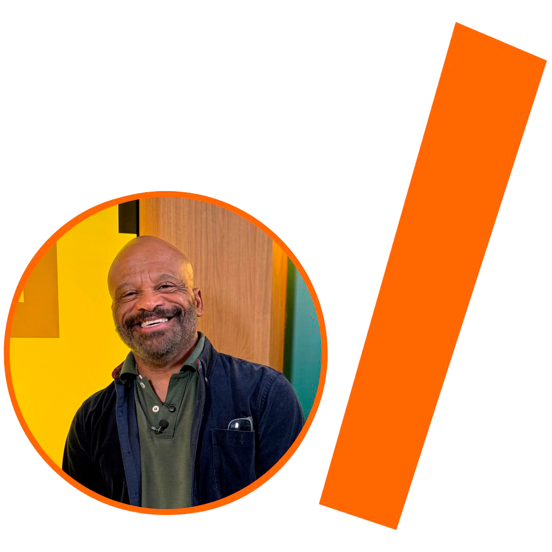 #ParaTodosVerem: Arte gráfica com fundo bage. À esquerda, dentro de um círculo com borda laranja, está a foto de um homem negro, careca e com barba grisalha, que sorri amplamente. Ele veste uma camisa polo verde sob uma jaqueta azul-escura. O cenário atrás dele tem recortes em amarelo, tom de madeira e verde. À direita do círculo, há uma grande faixa retangular laranja na diagonal.