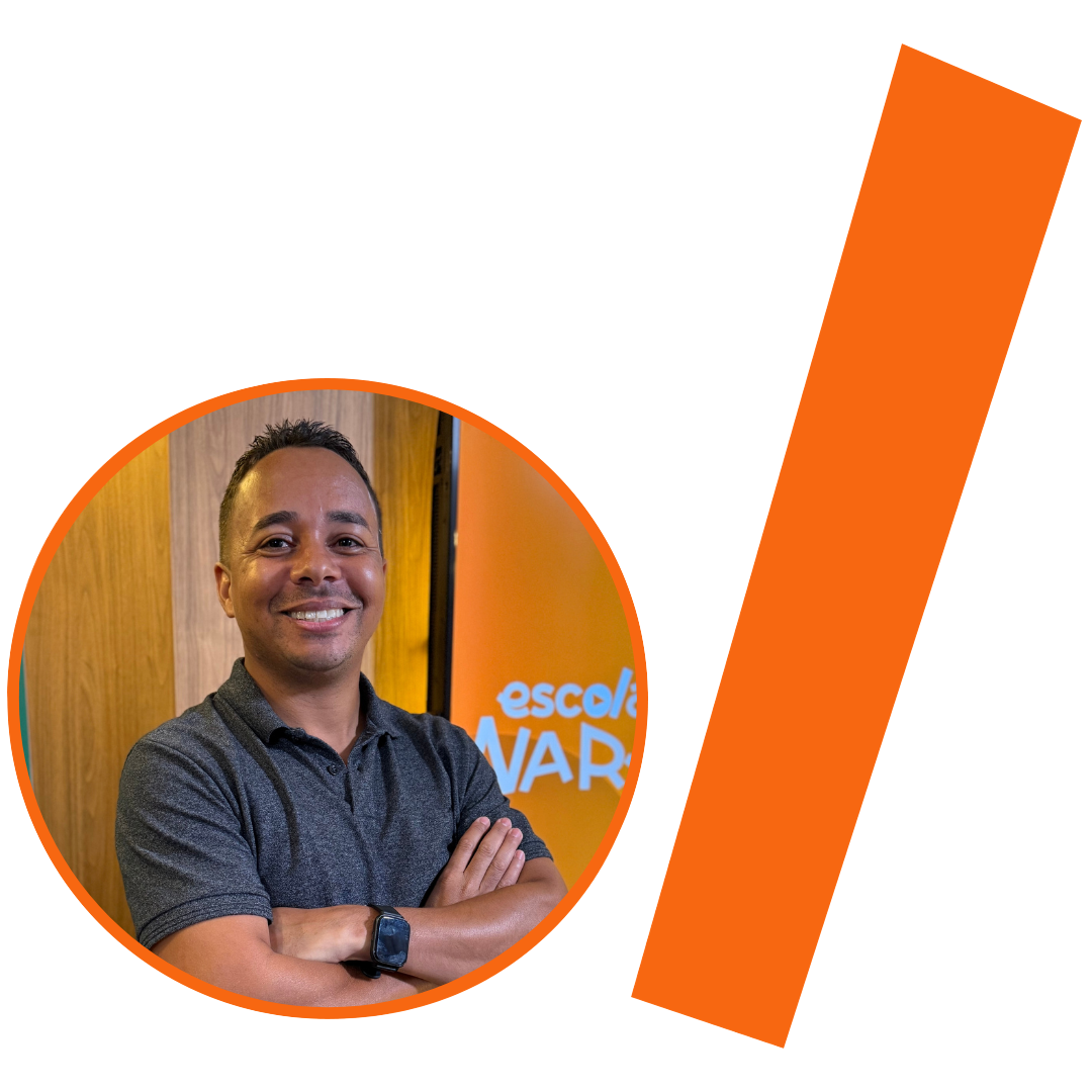 #ParaTodosVerem: Fotografia colorida em plano médio de um homem pardo, de cabelos curtos e pretos, sorrindo com os braços cruzados. Ele veste uma camisa polo cinza-escuro e usa um relógio digital preto no pulso esquerdo. A imagem está recortada em um formato circular com borda laranja. À direita do círculo, há uma barra grossa e inclinada, também na cor laranja. O conjunto visual remete ao logotipo do projeto.