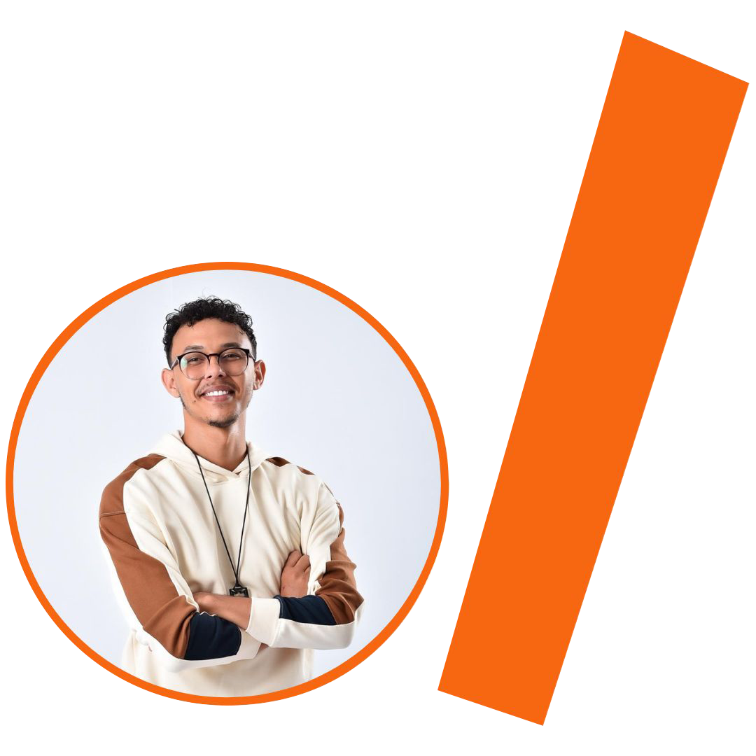 #ParaTodosVerem: Fotografia colorida em plano médio de um homem pardo, de cabelos pretos curtos e cacheados, sorrindo com os braços cruzados. Ele usa óculos de grau com armação escura, um colar de cordão preto com um pingente pequeno e veste um blusão de moletom com capuz nas cores branco, marrom e detalhes em azul-marinho nos punhos. O fundo da foto é branco. A imagem está inserida em um recorte circular com borda laranja. À direita, há uma barra grossa e inclinada também na cor laranja. O conjunto visual segue a identidade visual do projeto.