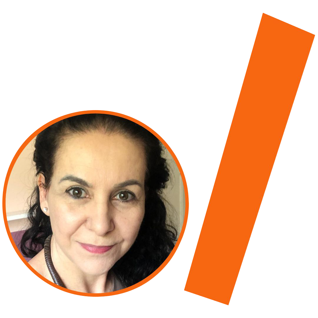 #ParaTodosVerem: Fotografia colorida em close-up de uma mulher branca, com cabelos pretos ondulados e compridos. Ela tem olhos castanhos, um leve sorriso e usa um colar de contas marrons. Seus cabelos estão levemente presos para trás, deixando o rosto em destaque. O fundo é neutro em tons claros. A imagem está recortada em um formato circular com borda laranja. À direita, há uma barra grossa e inclinada também na cor laranja. O conjunto visual mantém o padrão da identidade visual do projeto.