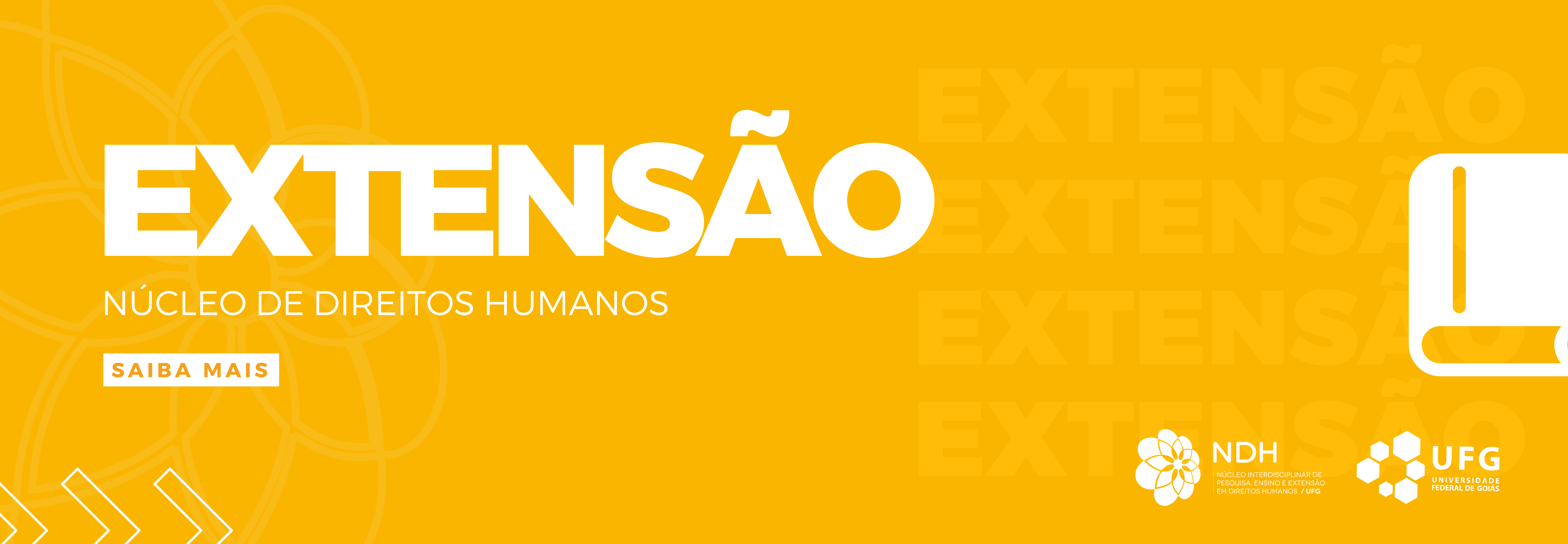 #ParaTodosVerem: Banner retangular com fundo amarelo-mostarda e uma sutil marca d'água de uma mandala floral no lado esquerdo. À esquerda, destaca-se a palavra "EXTENSÃO" em letras grandes e brancas, seguida pelo texto menor "NÚCLEO DE DIREITOS HUMANOS" e um botão retangular escrito "SAIBA MAIS". À direita, há um ícone grande de um livro fechado desenhado em traços brancos, sobre a palavra "EXTENSÃO" repetida várias vezes ao fundo em tom sobre tom. No canto inferior esquerdo há três setas brancas apontando para a direita, e no canto inferior direito, as logomarcas do NDH e da UFG em branco.