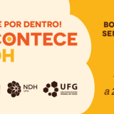 #ParaTodosVerem: Imagem com fundo dividido na diagonal por uma linha curva. Do lado esquerdo, o fundo é bege; do lado direito, é amarelo.

Na parte superior esquerda, está escrito em letras maiúsculas vermelhas: "FIQUE POR DENTRO!". Logo abaixo, a palavra "ACONTECE" em letras maiúsculas vermelhas, com o centro da letra "O" destacado em amarelo. Abaixo de "ACONTECE", encontra-se a sigla "NDH" em letras maiúsculas amarelas.
