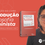 #ParaTodosVerem: Imagem promocional com fundo vermelho. Do lado esquerdo, em texto de cor branca, lê-se em destaque: "PUBLICAÇÃO DO LIVRO", seguido do título "INTRODUÇÃO à Filosofia Feminista" e, dentro de um retângulo de linha fina, "DE PAULA GABRIELA MENDES LIMA". No canto inferior esquerdo, há linhas em tom vermelho mais claro em forma de setas direcionadas para a direita.