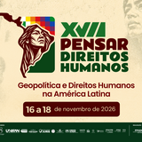 #ParaTodosVerem:

Banner horizontal do evento "XVII Pensar Direitos Humanos" com o tema "Geopolítica e Direitos Humanos na América Latina".

O fundo é bege-claro com imagens de manifestantes e de uma mulher indígena em tom sépia. Ao centro, destaca-se a logo do evento com o mapa da América do Sul contendo o rosto de uma mulher indígena e a bandeira multicolorida Wiphala no topo. Abaixo do tema, em um botão marrom com cantos arredondados, consta a data: "16 a 18 de novembro de 2026".

Na base, sobre uma faixa verde-escura, estão dispostos os logos de apoio (FUNAPE, Fundação RTVE), parceiros (UNIFAN, UNIFASAM, Faculdade JURIS, ACNUR, entre outros) e realização (PPGDH, NDH e UFG).