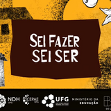 banner_noticia_sei_fazer_sei_ser
#ParaTodosVerem
Banner horizontal com fundo majoritariamente amarelo-alaranjado, texturizado com pequenos pontos e manchas pretas que remetem à técnica de xilogravura.

No centro, há uma forma geométrica irregular em marrom-escuro, assemelhando-se a uma bandeira ou um bloco de recorte. Dentro dela, está escrito em letras brancas de fôrma estilizadas, dispostas em duas linhas: "SEI FAZER" e "SEI SER".