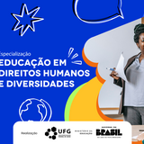 Banner com imagem em formato horizontal, com fundo azul. Trata-se do anúncio de um curso de Especialização em Direitos Humanos e Diversidades. Centralizado, sobre fundo azul, está o texto em letras brancas: Especialização: Educação em Direitos Humanos e Diversidades. Ao lado, há um símbolo geométrico branco semelhante a uma flor. No lado direito da imagem, há a fotografia de uma mulher negra, adulta, com cabelo crespo enrolado em um coque, sorrindo e apontando para uma estudante. A mulher está enquadrada da cintura para cima e veste blusa clara e blazer marrom. Na sua frente, aparece as costas desfocadas de uma estudante negra, com cabelos negros e trançados, blusa verde e colete cinza, levantando a mão. Na parte inferior, sobre fundo branco, estão os logotipos das instituições de apoio: CIAR, NDH, UFG, Ministério da Educação e Governo do Brasil.