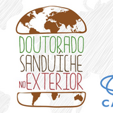 #ParaTodosVerem:

Card informativo sobre fundo claro. Ao centro, uma ilustração estilizada em formato de hambúrguer traz os pães estampados com partes do mapa-múndi e o texto empilhado como recheio: "DOUTORADO" (em verde), "SANDUÍCHE" (em marrom) e "NO EXTERIOR" (em vermelho). No canto inferior direito, consta o logotipo azul e verde da CAPES.