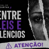 banner-notiicia-cerimônia-festival-entre-leis-silencio - #ParaTodosVerem Banner horizontal escuro com texturas desgastadas em preto e roxo. À esquerda, ao lado de um ícone de película de cinema, destacam-se os textos "FESTIVAL DE MINICURTAS" e o título principal "ENTRE LEIS E SILÊNCIOS", escrito em letras grandes brancas e roxas. À direita, o olhar sério de uma mulher é revelado através de três fendas que simulam papel rasgado; o centro do rosto está em preto e branco, enquanto a lateral direita é tingida de roxo vibrante e traz o símbolo feminino (♀) desenhado na bochecha. Na base do banner, sobre uma faixa branca transversal, há um ícone de triângulo de alerta seguido da palavra "ATENÇÃO!" em roxo.