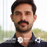 tese_premiada_Daniel_Albuquerque
#ParaTodosVerem 
Homem jovem, de pele clara, com cabelos curtos e escuros e barba, está centralizado na imagem, olhando diretamente para a câmera com expressão neutra. Ele veste uma camisa escura. Ao fundo, há um ambiente com iluminação natural e elementos desfocados em tons claros e verdes. Na parte inferior da imagem, aparecem os logotipos do PPGIDH (Programa de Pós-Graduação Interdisciplinar em Direitos Humanos), do NDH (Núcleo Interdisciplinar de Pesquisa, Ensino e Extensão em Direitos Humanos) e da UFG (Universidade Federal de Goiás).