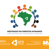 banner_notícia_turma_especial
#ParaTodosVerem: Banner institucional com fundo cinza claro e faixa horizontal laranja na parte inferior. No centro superior da imagem está o logotipo do “Mestrado em Direitos Humanos com Ênfase em Segurança Pública”. O símbolo apresenta o mapa do Brasil em verde, envolvido por figuras humanas estilizadas em diferentes cores — amarelo, laranja, vermelho, verde, azul, preto e marrom — formando um círculo que representa diversidade e inclusão. Abaixo do símbolo está escrito em letras pretas: “Mestrado em Direitos Humanos”, seguido da frase “com ênfase em segurança pública” em letras menores. Na faixa laranja inferior aparecem, em branco, os logotipos do NDH/UFG (Núcleo Interdisciplinar de Pesquisa, Ensino e Extensão em Direitos Humanos da Universidade Federal de Goiás), da UFG, do Ministério da Justiça e Segurança Pública e do Governo Federal do Brasil.