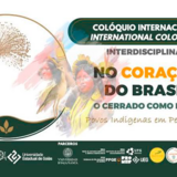 #ParaTodosVerem: Cartaz de divulgação de evento acadêmico com fundo branco e detalhes em verde escuro, dourado e tons de aquarela. À esquerda, um gráfico circular verde e dourado envolve o desenho de chuveirinhos-do-Cerrado e um símbolo de folhas. No centro, uma ilustração em aquarela mostra uma mulher indígena com pintura facial e cocar, ao lado de uma seriema. No topo, dentro de um banner verde, lê-se "COLÓQUIO INTERNACIONAL / INTERNATIONAL COLOQUIUN". Abaixo, em destaque dourado e cinza, está o título "NO CORAÇÃO DO BRASIL", seguido de "O CERRADO COMO ELE É:" e "Povos Indígenas em Perspectiva". A base do cartaz tem um banner verde escuro com os logotipos das instituições organizadoras e apoiadoras, divididos em seções "REALIZAÇÃO", "PARCEIROS" e "APOIO", incluindo UEG, UFG, FAPEG e CAPES.