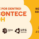 boletim_semanal_2026
#ParaTodosVerem:

Card informativo do boletim semanal sobre fundo dividido em bege e amarelo por uma linha curva.

À esquerda, sobre fundo bege, lê-se em destaque: "FIQUE POR DENTRO! ACONTECE NDH" em tons de laranja e amarelo. Na base, estão os logótipos do PPGDH, NDH UFG e UFG.

À direita, sobre fundo amarelo, constam os textos em castanho: "BOLETIM SEMANAL 2026" no topo e o período "28/09 a 02/10" na parte inferior.