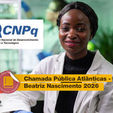 #ParaTodosVerem Banner de divulgação do CNPq. Em primeiro plano, uma pesquisadora negra, de cabelos curtos e cacheados, sorri e olha para a câmera. Ela está em um laboratório, vestindo um jaleco branco sobre uma blusa preta, com luvas azuis nas mãos. No canto superior esquerdo, sobre um fundo branco, está o logotipo do CNPq (Conselho Nacional de Desenvolvimento Científico e Tecnológico) em azul, com a imagem de dois perfis humanos estilizados. No centro da imagem, sobre a pesquisadora, uma faixa horizontal amarela traz o texto em letras escuras: "Chamada Pública Atlânticas - Beatriz Nascimento 2026". À esquerda da faixa, há um selo circular vermelho com borda descascando e um ícone de livro dourado, rodeado pela palavra "PESQUISA" repetida. O fundo desfocado mostra equipamentos de laboratório, vidrarias e plantas verdes.
