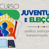 Banner Notícia do Curso Juventude e Eleições - #ParaTodosVerem: Banner retangular de fundo cinza claro texturizado com detalhes geométricos coloridos nas bordas. À esquerda, destaca-se o contorno do mapa do Brasil preenchido com um sol amarelo radiante e as silhuetas de três jovens em tons de roxo, azul e laranja, que erguem os braços com os punhos cerrados e gestos de vitória; na base dessa ilustração, repousa uma urna eletrônica brasileira. À direita, a palavra "CURSO" introduz o título principal "JUVENTUDES E ELEIÇÕES", escrito em letras grandes e grossas nas cores azul e verde. Logo abaixo, uma fina linha horizontal preta com quatro círculos coloridos no centro separa o título do subtítulo "política, participação e transformação social", grafado em letras pretas e finas.