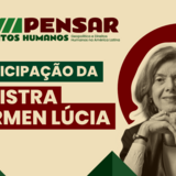 #ParaTodosVerem:

Card informativo de divulgação sobre fundo creme claro com grafismos geométricos em vermelho-escuro e verde nos cantos.

No topo superior esquerdo, encontra-se a marca do evento com a ilustração do perfil de uma mulher indígena e os textos "XVII PENSAR DIREITOS HUMANOS: Geopolítica e Direitos Humanos na América Latina".

À esquerda, lê-se em destaque o anúncio em caixas coloridas: "PARTICIPAÇÃO DA" numa caixa verde-escuro com letras brancas, e "MINISTRA CÁRMEN LÚCIA" em letras maiúsculas brancas sobre duas faixas em vermelho-escuro.

À direita, em destaque, está uma foto em tom sépia da Ministra Cármen Lúcia, de cabelos curtos claros e óculos, com as mãos apoiadas sob o queixo, emoldurada por uma forma circular vermelha ao fundo.