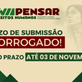 #ParaTodosVerem:Card informativo de divulgação sobre fundo creme claro, com grafismos em vermelho-escuro e verde nos cantos e, ao fundo, a imagem marca-d'água de mulheres indígenas.   No topo, encontra-se a marca do evento: a ilustração do perfil de uma mulher indígena ao lado dos textos "XVII PENSAR DIREITOS HUMANOS: Geopolítica e Direitos Humanos na América Latina".   Ao centro, lê-se em letras maiúsculas e em destaque: "PRAZO DE SUBMISSÃO" em verde-escuro e "PRORROGADO!" em texto branco sobre uma faixa bordô.   Abaixo, destaca-se a nova data em maiúsculas: "NOVO PRAZO ATÉ 03 DE NOVEMBRO", com o trecho final inserido numa caixa verde-escuro de letras brancas.  