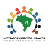 Logotipo sobre fundo branco. Ao centro, a silhueta do mapa do Brasil na cor verde, contendo um pequeno agrupamento de seis hexágonos brancos sobrepostos na região sudeste. Contornando a parte superior e as laterais do mapa, há um arco formado por doze pictogramas simplificados de pessoas (cabeça e ombros) em diversas cores (tons de azul, verde, amarelo, vermelho, laranja, preto e marrom), dispostos lado a lado. Abaixo da ilustração, centralizado, consta o texto em letras maiúsculas pretas: MESTRADO EM DIREITOS HUMANOS (em negrito e fonte maior), seguido por COM ÊNFASE EM SEGURANÇA PÚBLICA (em fonte menor e mais fina).