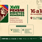 #ParaTodosVerem:

Banner horizontal do evento "XVII Pensar Direitos Humanos" com o tema "Geopolítica e Direitos Humanos na América Latina".

O fundo é bege-claro com imagens de manifestantes e de uma mulher indígena em tom sépia. Ao centro, destaca-se a logo do evento com o mapa da América do Sul contendo o rosto de uma mulher indígena e a bandeira multicolorida Wiphala no topo. Abaixo do tema, em um botão marrom com cantos arredondados, consta a data: "16 a 18 de novembro de 2026".

Na base, sobre uma faixa verde-escura, estão dispostos os logos de apoio (FUNAPE, Fundação RTVE), parceiros (UNIFAN, UNIFASAM, Faculdade JURIS, ACNUR, entre outros) e realização (PPGDH, NDH e UFG).