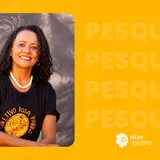#ParaTodosVerem:

Card horizontal com fundo amarelo-vibrante. À esquerda, destaca-se a fotografia de uma mulher negra sorridente, com cabelos cacheados escuros na altura dos ombros, colar de contas brancas e t-shirt preta com o logótipo circular e o texto "COLETIVO ROSA PARKS" impresso a amarelo.

À direita, sobre o fundo amarelo, a palavra "PESQUISA" surge repetida quatro vezes na vertical em tom amarelo-escuro. No canto inferior direito, figuram os logótipos brancos do NDH e da UFG.