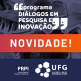 O banner azul escuro anuncia o "Programa Diálogos em Pesquisa e Inovação", destacando a palavra "NOVIDADE!" em uma faixa central laranja e vermelha. O plano de fundo apresenta colagens de objetos relacionados ao conhecimento, como um crânio fóssil, livros abertos, um globo terrestre e uma câmera. Na parte inferior, uma faixa azul sólida exibe as logomarcas da PRPI e da Universidade Federal de Goiás (UFG).