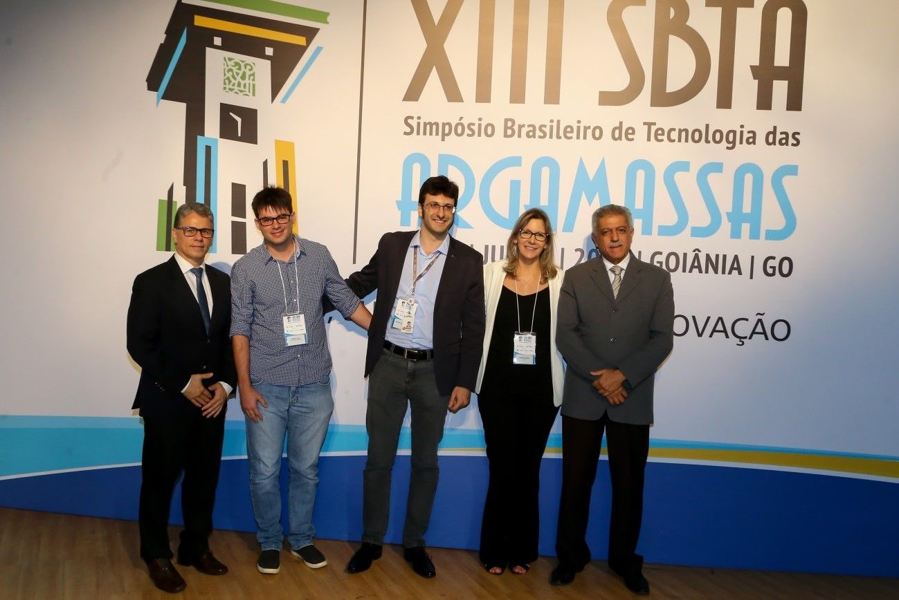 Painel de Debate: "Inovação na Construção Civil – Ações e Perspectivas no Campo das Argamassas Construtivas". Prof. Oswaldo Cascudo – PPG-GECON/UFG; Eng. Romeu Neiva Neto – Startup Maleta do Engenheiro; Eng. Leandro Francischetti - Gerente de Desenvolvimento Tecnológico e Suprimentos - TARJAB Incorporadora; Eng. Helena Carasek – Diretora da Agência UFG de Inovação, Eng. Sarkis Nabi Curi – Presidente da Câmara da Indústria da Construção - FIEG