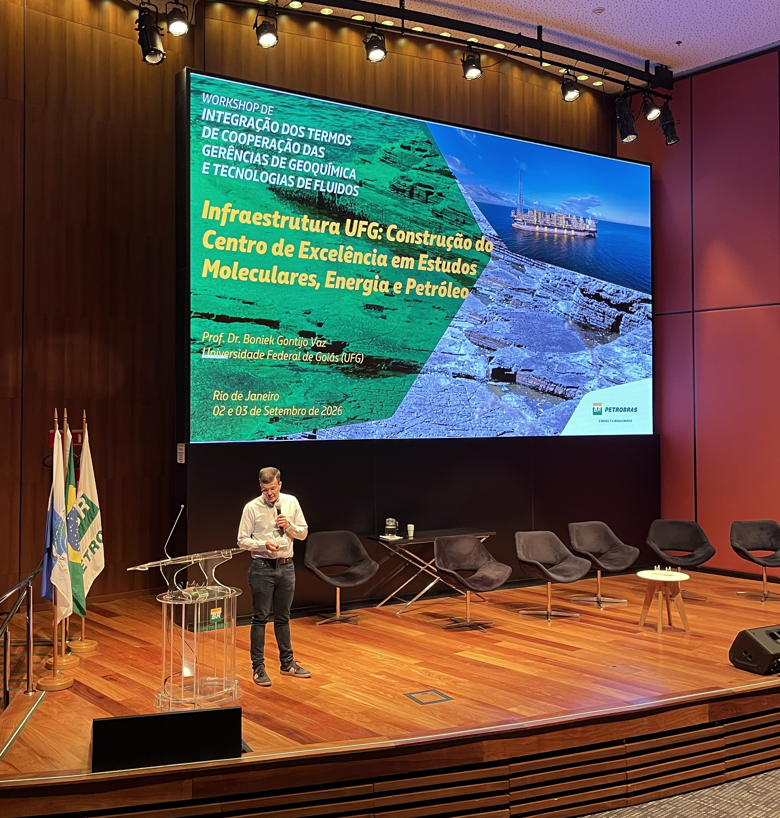 Boniek Telão Apresentando Cooperação Petrobras