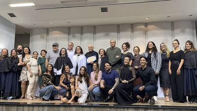 Professor de Libras Edson Franco Gomes é homenageado no Teatro Asklepiós, ao receber título de Doutor Honoris Causa pelas faculdades de Educação e de Letras