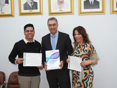 Professores da Faculdade de Medicina são homenageados pela publicação de livro sobre doenças raras