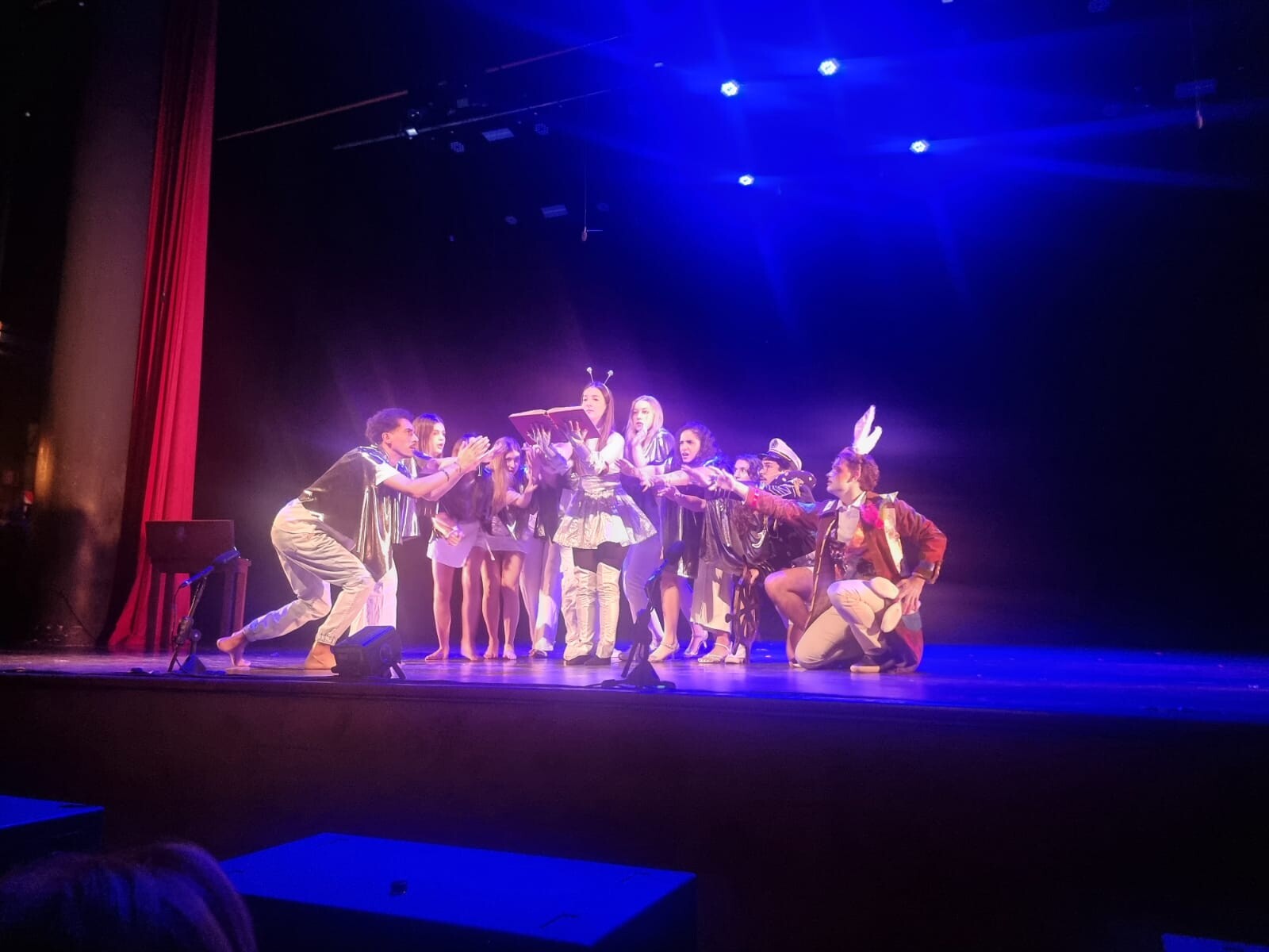 Alunos da Faculdade de Medicina mostram que no lugar da dor é melhor o riso, com Show do Esqueleto