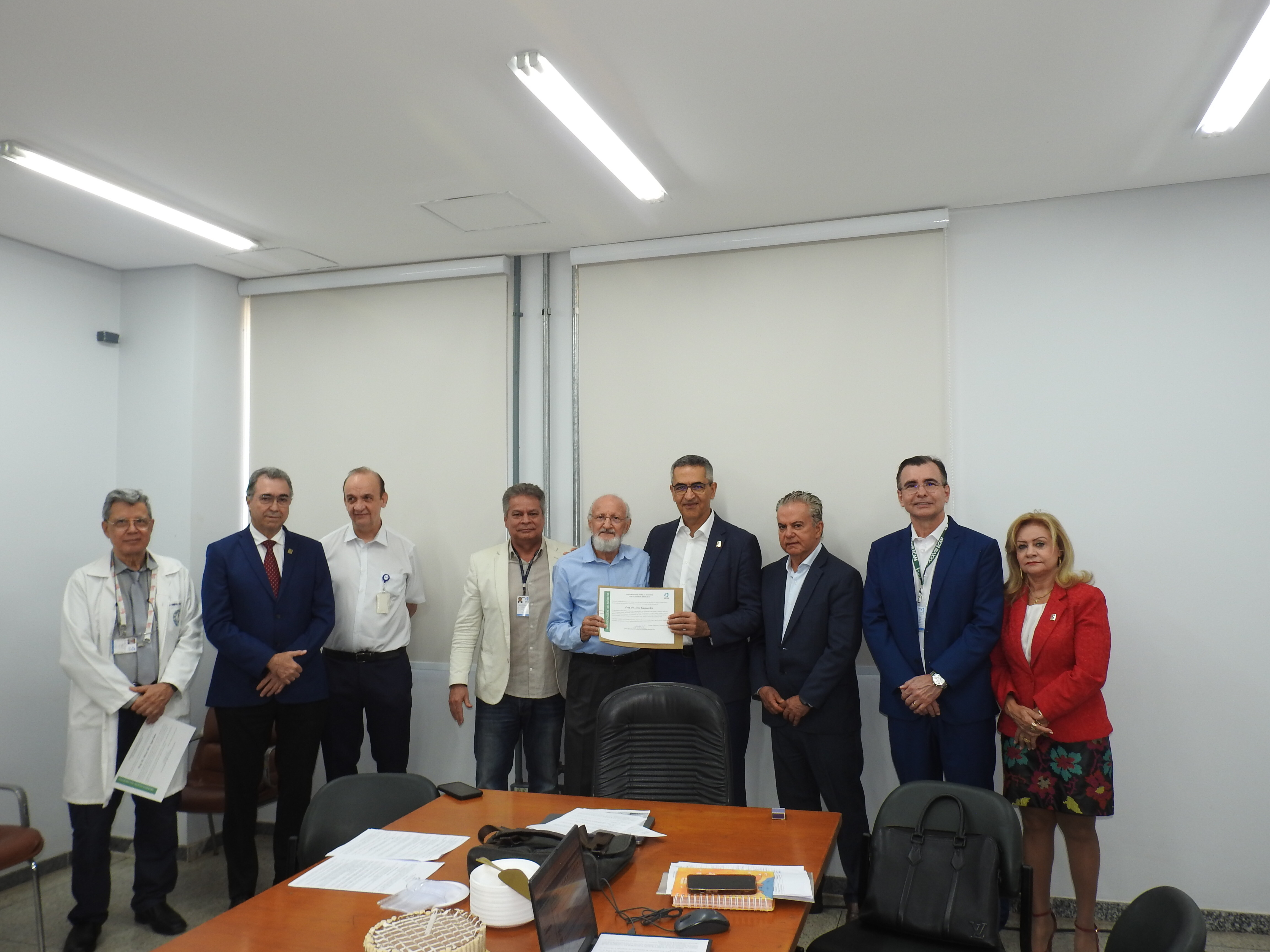 Uma carreira acadêmica de altíssimo nível - professor Erso Guimarães é homenageado pela FM